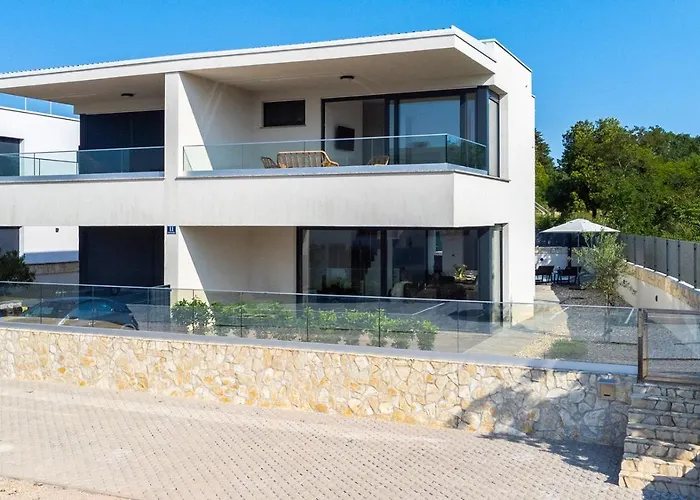 Larus With Private Pool Vila *