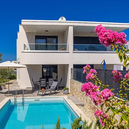 Larus With Private Pool