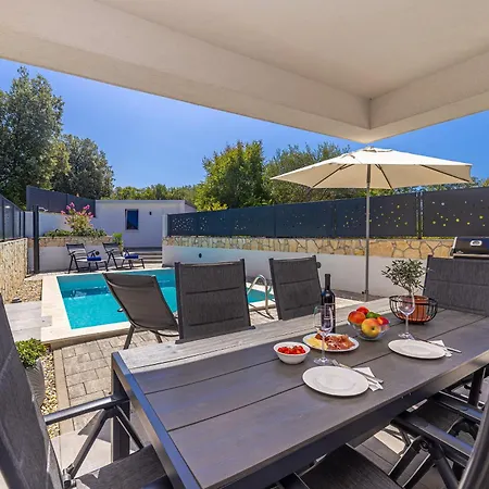 Larus With Private Pool Villa *