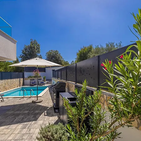 Larus With Private Pool Villa