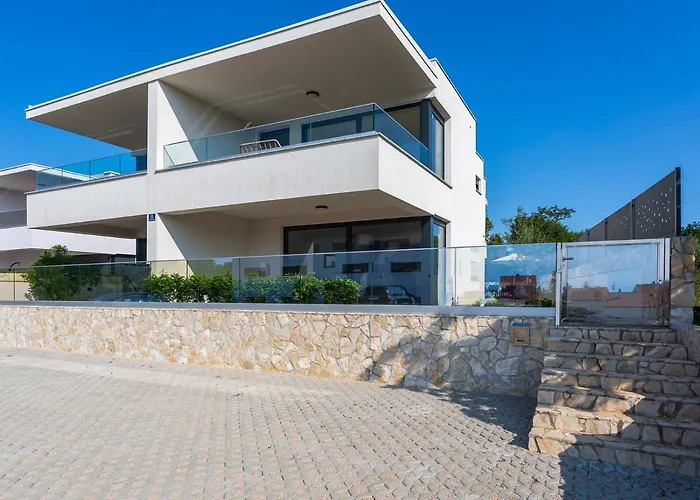 Willa Larus With Private Pool