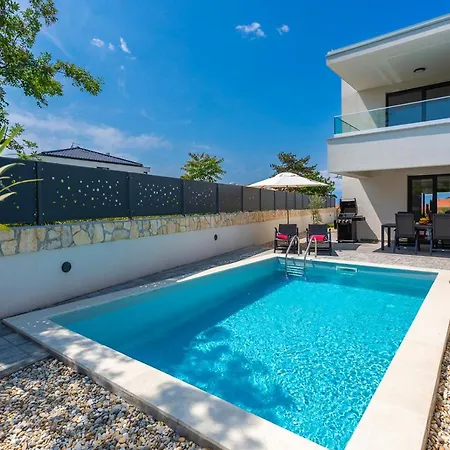 Villa Larus With Private Pool *